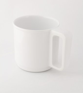 Beyaz arkaplanda izole edilmiş beyaz kupa