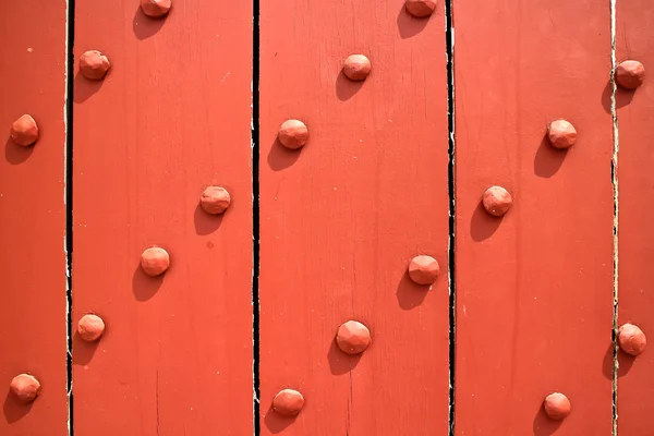 Old Wooden door, reinforced with metallic bolts. — Stock Photo, Image