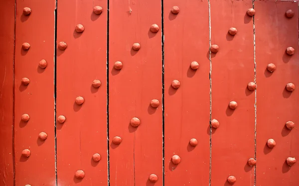古い木製のドア、金属ボルトで補強. — ストック写真
