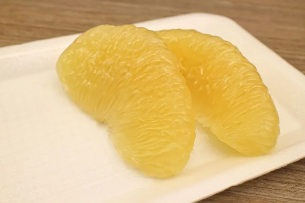 Pomelo pieces on white tray. Healthy fruit background. — Stock Photo, Image