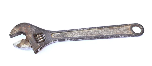 Vieja llave ajustable oxidada sobre un fondo blanco se aísla — Foto de Stock