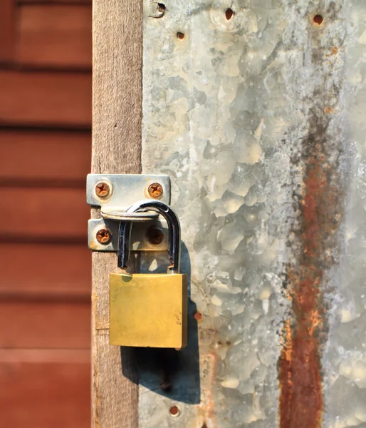 Llave maestra tiene una puerta de acero de bloqueo — Foto de Stock