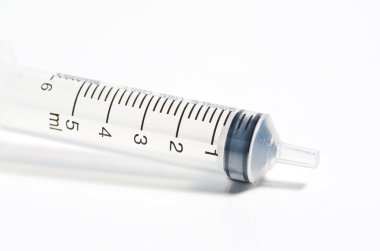 Beyaz izole tıbbi şırınga 