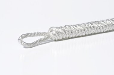 Beyaz arka plan üzerinde izole beyaz naylon yardımcı programı ip