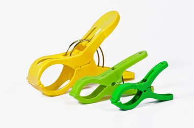 Beyaz arka plan üzerinde izole renkli mandal 