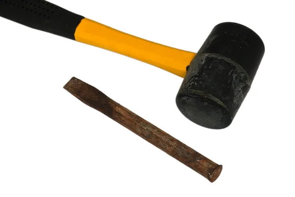 Scalpello e martello di gomma isolati su sfondo bianco — Foto Stock