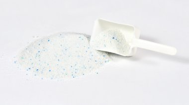 Deterjan beyaz arka plan üzerinde bir Çamaşırhane çamaşır makinesi için