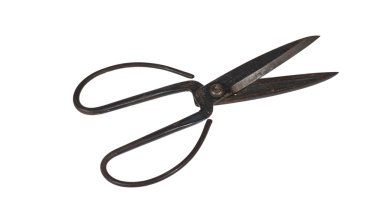 Beyaz arkaplanda izole edilmiş eski terzi makası 