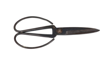 Beyaz arkaplanda izole edilmiş eski terzi makası 