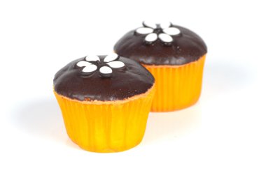 küp kek üzerine beyaz izole 