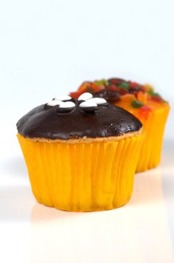 küp kek üzerine beyaz izole 