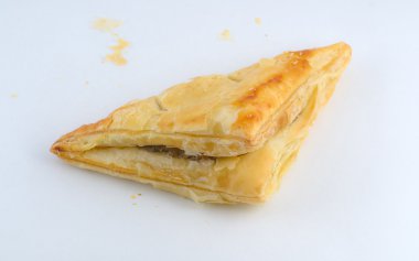 Beyaz arka plan üzerinde izole puf böreği üçgen