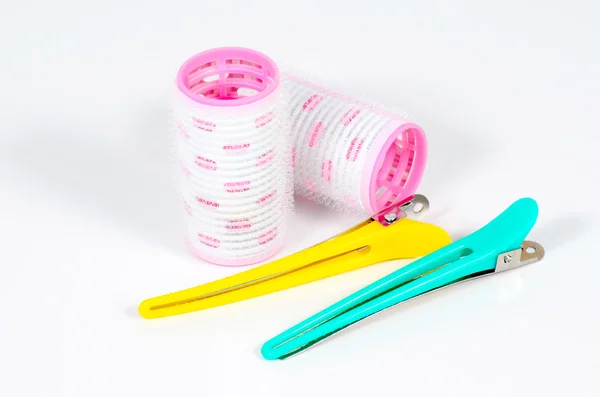 Enroladores de cabelo rosa com grampo de cabelo isolado no fundo branco — Fotografia de Stock