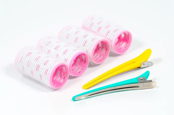 Enroladores de cabelo rosa com grampo de cabelo isolado no fundo branco — Fotografia de Stock