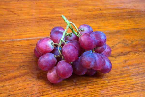 Red grapes on plank background — Stock Photo, Image