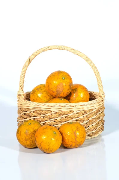 Mandarinas en una hermosa cesta — Foto de Stock