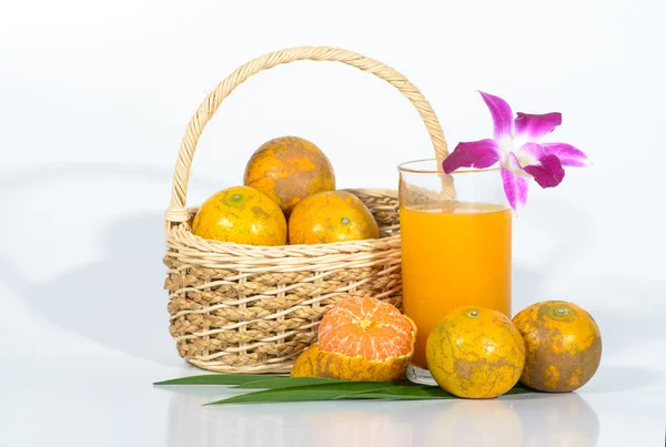 Pohár narancslé kosár narancs — Stock Fotó