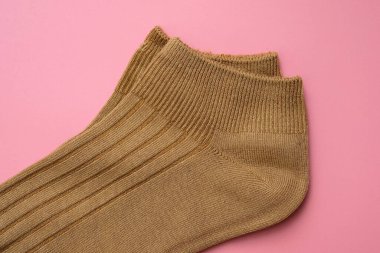Pembe arka plan manzaralı pamuklu çoraplar. Kısa kahverengi çoraplar, elastik bant yakın plan. Spor için yumuşak çoraplar.
