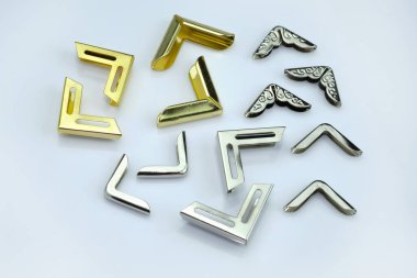 Cüzdanlar ve çantalar için metal köşeler. Çantalar ve dosyalar için dekoratif köşe. Matbaalar, basılı malzemeler, ürünün kenarının hasara karşı korunması
