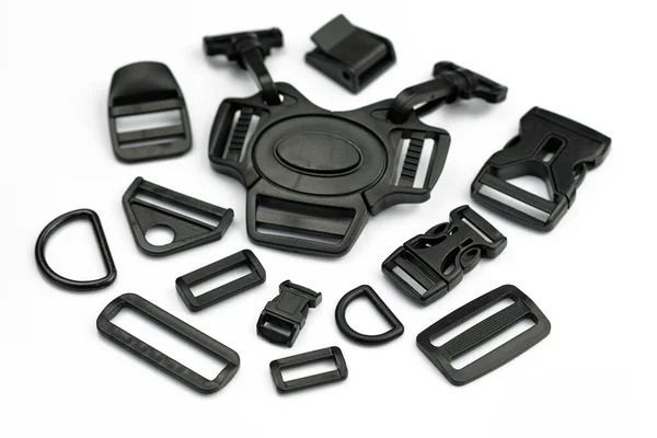 バックパックやバッグの製造のための黒いプラスチックアクセサリーのセット ベルト用5ピン固定 プラスチックフレーム ハーフリングアジャスター ベビーベビーカー用5点安全ベルト — ストック写真