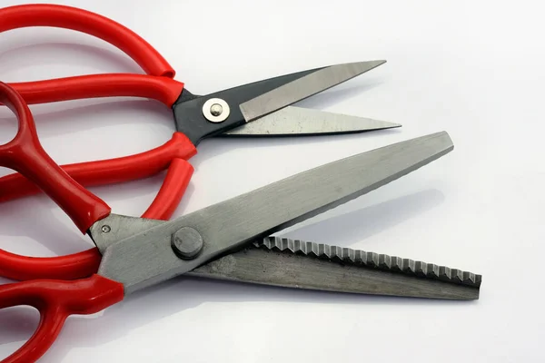 Krejčovské Nůžky Cikcak Bílém Pozadí Zubaté Nůžky Nástroje Pro Řezání — Stock fotografie