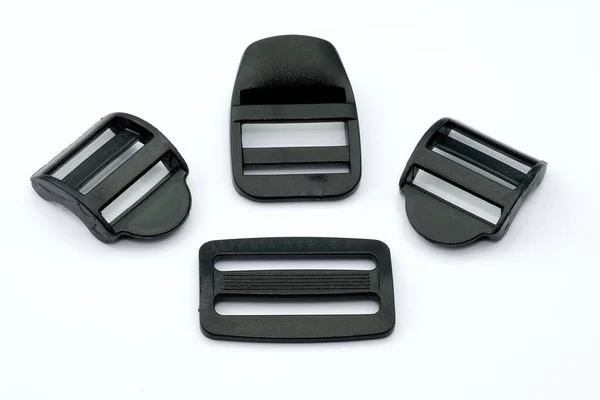 白い背景のベルトのための黒いプラスチック製のバックル バッグとバックパックのストラップのための異なる幅のプラスチックストラップ プラスチック製の縫製アクセサリー — ストック写真
