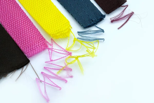 Correas Textiles Multicolores Con Hilos Que Sobresalen Sobre Fondo Blanco — Foto de Stock