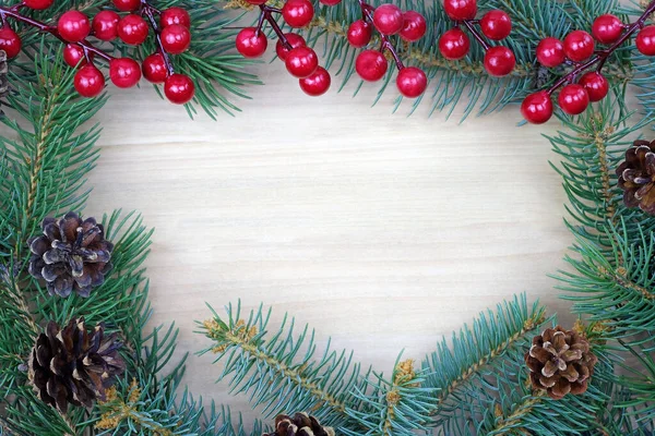 Χριστουγεννιάτικα Στολίδια Ξύλινο Φόντο Κόκκινα Μούρα Κώνους Και Κλαδιά Χριστουγεννιάτικου — Φωτογραφία Αρχείου