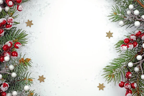 Yeni yıl teması ladin dalları ve böğürtlenler ile fotokopi alanı. Mutlu Noeller ve mutlu bayramlar tebrik kartı. Noel ağacının dalları içinde böğürtlen ve Noel süslemeleri.