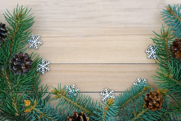 Twigs Christmas Tree Wooden Background Κώνους Και Νιφάδες Χιονιού Από — Φωτογραφία Αρχείου