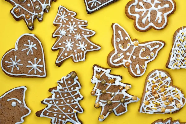 Hausgemachte Lebkuchen Weihnachten Auf Gelbem Hintergrund Weihnachten Lebkuchen Mit Weißer — Stockfoto