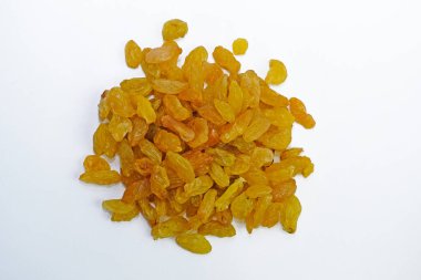 Beyaz üzümlü bir üzümden orta büyüklükte sarı üzümler. Beyaz arka planda kuru üzümler. Kurutulmuş üzüm.