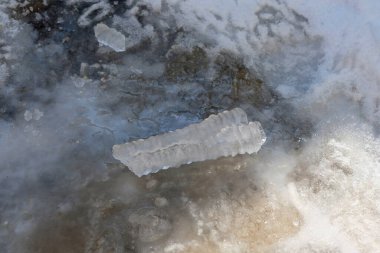 Yol buzla kaplı, yerde kırık bir buz sarkıtı var. Kışın yollarda buz. Kışın dondurucu yağmur. 