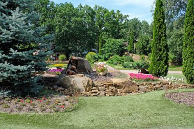 Parkta peyzaj. Şehir parkındaki firavun ağaçları ve haydutlar. Çiçekler ve ağaçlarla dolu bahar manzarası. 