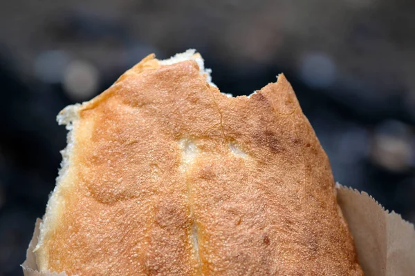 Pan Georgiano Con Una Corteza Marrón Dorado Pan Georgiano Mordido — Foto de Stock