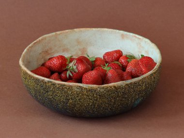 Stüdyoda desenli jöleli resimli el yapımı seramik kâse. Sürdürülebilir ev, gıda sunumu ve modern köy iç mekanları için otantik zanaatkar mutfak gereçleri konsepti.