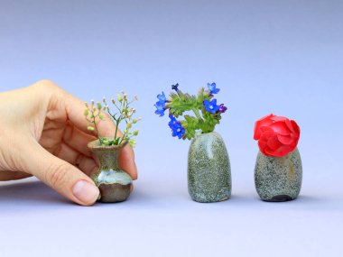 Taze çilekle doldurulmuş sanatsal seramik kasesi. Tarafsız arka planda taze çilekli el yapımı seramik kase. Gıda tasarım konsepti sanatsal sofra takımlarını birleştirir; sağlıklı beslenme ve sürdürülebilir mutfak yaşam tarzı.