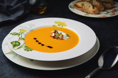 Soğanlı balkabağı kremalı çorba, otlar, ricotta peyniri, balkabağı yağı ve kızarmış baget. Vejetaryen yemeği..