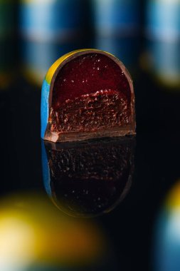 Kiraz jölesi ve vişne aromalı kubbe şeklinde çikolatalar.