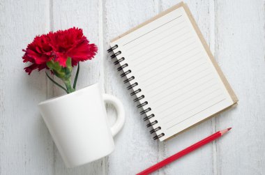 Not Defteri, kalem ve karanfil çiçek