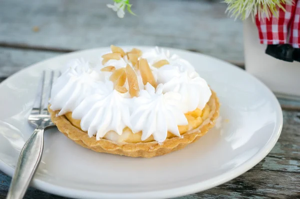 Torta de creme em fundo rústico de madeira — Fotografia de Stock