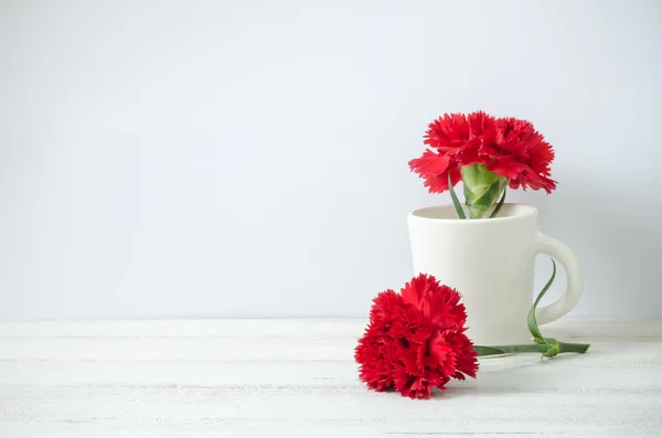 Stillleben mit roter Nelkenblüte Stockbild