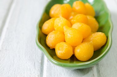 Tong Yod (tatlı yumurta sarısı damla)