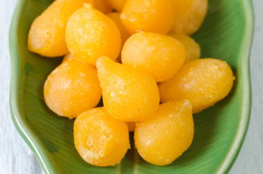 Tong Yod (tatlı yumurta sarısı damla)