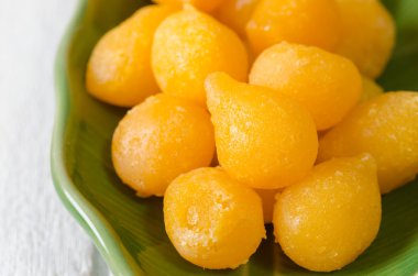 Tong Yod (tatlı yumurta sarısı damla)