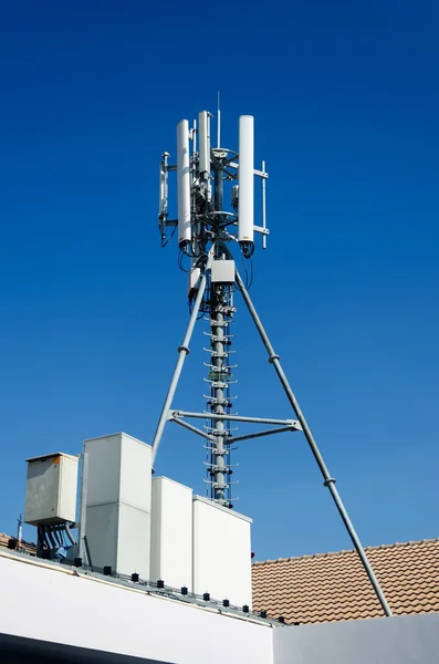 Mobiele telefoon netwerk antenne — Stockfoto