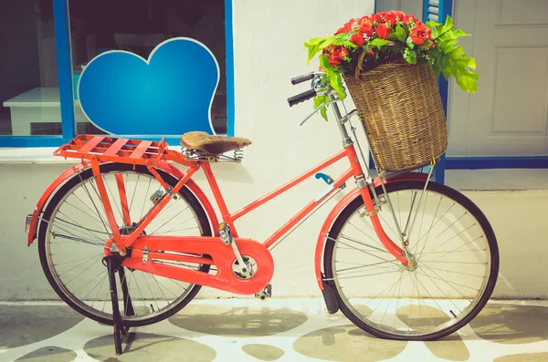 Bicicletta rossa vintage — Foto Stock