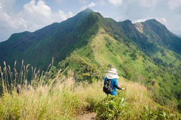 (Khao Chang Puak) Montanhas e selva na Tailândia . — Fotografia de Stock