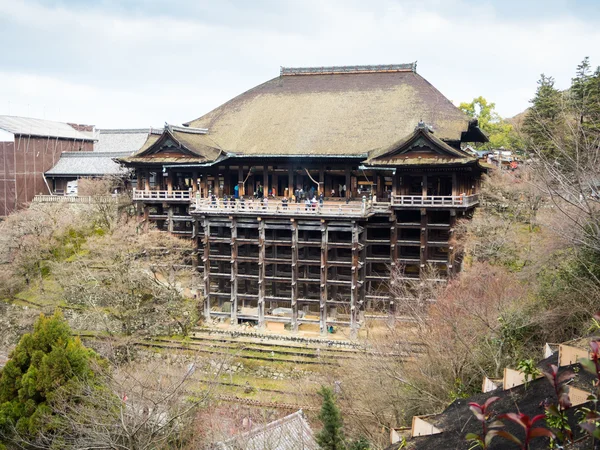 Turyści odwiedzają Kiyomizu-dera Rozciągacz, Japonia — Zdjęcie stockowe