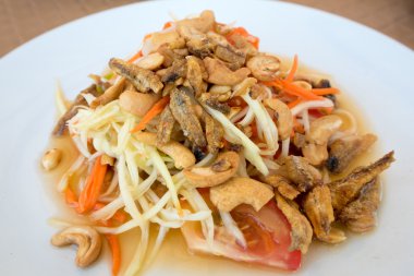 Baharatlı yeşil papaya salatası